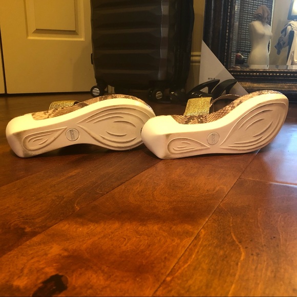 Kenneth Cole Pepea Cross Animal Print-Gold - Picture 6 of 6